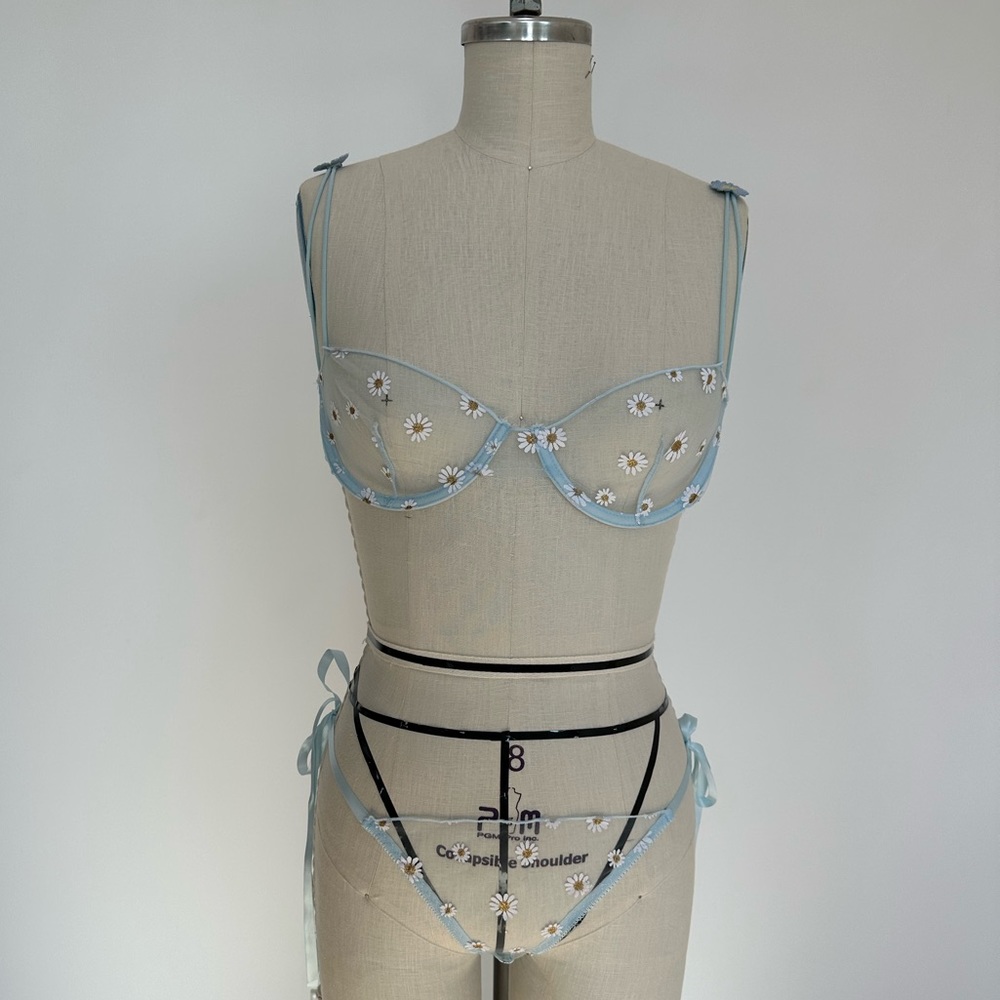 Daisy & ribbon tie lingerie.